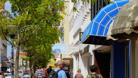 Concurrida-Calle-Llena-De-Coloridas-Tiendas-Y-Turistas-En-Punda,-Willemstad,-En-La-Isla-Caribeña-De-Curacao
