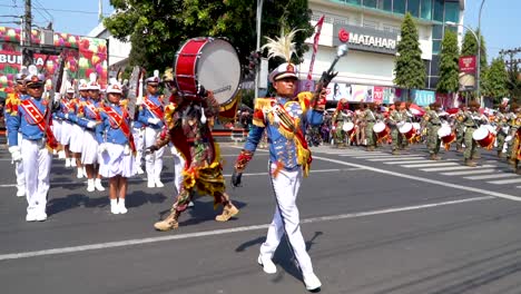 Estudiantes-De-La-Academia-Militar-Participando-En-Un-Divertido-Y-Festivo-Desfile-En-Indonesia,-Ciudad-De-Magelang