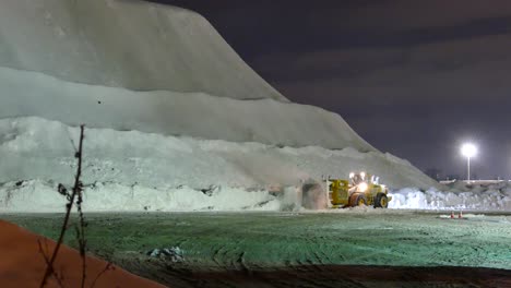 Schneefräse-Traktor-Entfernt-Schnee-Vom-Land-In-Der-Nacht-In-Toronto,-Kanada
