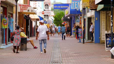 Crowds-of-people-walking-through-a-colorful-shopping-mall-in-the-city-of-Punda,-Willemstad,-on-the-Caribbean-island-of-Curacao