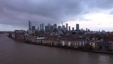Luftaufnahme-Von-Canary-Wharf-Und-Der-Skyline-Der-Stadt-London-Mit-Stürmischen-Wolken