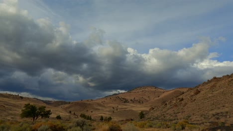 Lapso-De-Tiempo-De-Formación-De-Nubes,-Sistema-Meteorológico-Impresionante-Y-Dramático-Que-Se-Desarrolla-Sobre-Colinas-En-El-Este-De-Oregon-En-Una-Tarde-De-Otoño