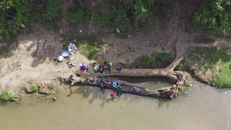 Haitianische-Frauen-Waschen-Kleidung-In-Den-Gewässern-Des-Massaker-Flusses