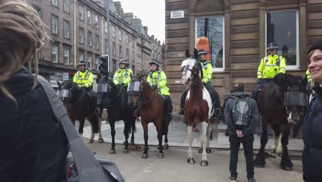A-man-talks-to-a-police-officer-on-a-police-horse