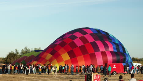 Zeitraffer-Von-Menschen,-Die-Um-Die-Hülle-Eines-Aufgeblasenen-Heißluftballons-Herumlaufen-–-Internationales-Heißluftballonfestival-In-Coruche,-Portugal