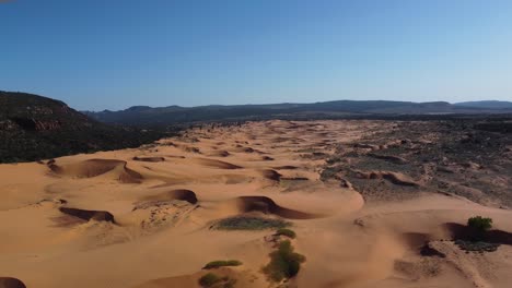 Drohnenaufnahme,-Die-über-Den-Pink-Coral-Sand-Dunes-State-Park-In-Einer-Generischen-Wüstenlandschaft-Schwenkt