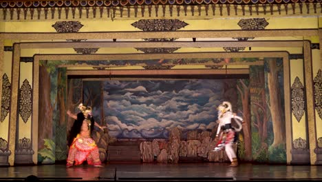 Story-of-Hanoman-and-giant-Ravana-fight-in-Sriwedari-theatre,-handheld-view