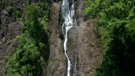Drohnenschuss,-Der-Sich-Von-Einem-Wasserfall-In-Den-Wäldern-Costa-Ricas-Zurückzieht