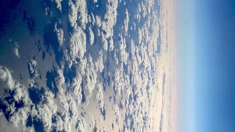 Impresionante-Vista-Aérea-De-Las-Nubes-Reflejándose-En-La-Superficie-Del-Mar.