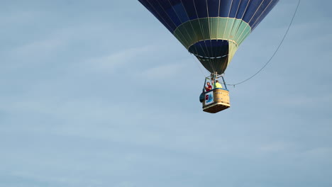 Heißluftballonkorb-Im-Flug-Tagsüber-In-Coruche,-Portugal
