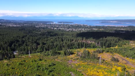 Langsam-Schwenkende-Luftaufnahmen-Der-Insel-Vancouver-Im-Sommer-Mit-Der-Stadt-Nanaimo-Vor-Dem-Salish-Sea