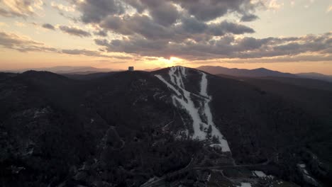 Luftaufnahme-Eines-Wunderschönen-Sonnenuntergangs-Im-Skigebiet-Sugar-Mountain