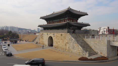 Autoverkehr-Und-Reisende-In-Der-Nähe-Des-Nordtors-Der-Hwaseong-Festung-In-Der-Stadt-Suwon,-Südkorea-Im-Winter