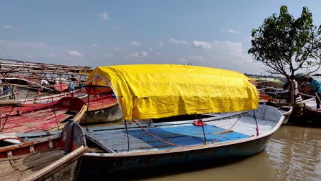 Gente-Moviéndose-En-Pequeñas-Embarcaciones-En-El-Río-Ganges-Inundado-En-Prayagraj.