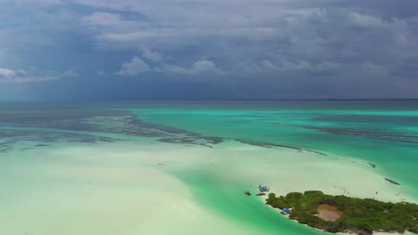 Luftaufnahme,-Die-Eine-Kleine-Insel-In-Der-Karibik-Zeigt