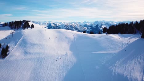 Skifahren-In-Den-Alpen-Mit-Skilift-Und-Skifahren-Auf-Der-Piste