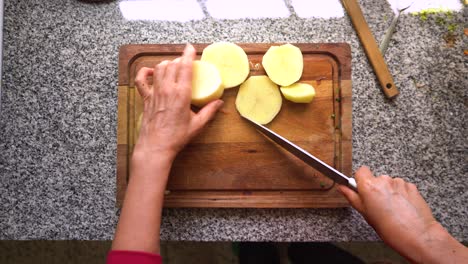 Draufsicht-Auf-Das-Hacken-Frisch-Geschälter-Kartoffeln-Mit-Einem-Küchenmesser