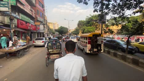 POV-Aufnahme-Eines-Rikschafahrers-Mit-Belebtem-Marktplatz-In-Bangladesch-Und-Zeigt-Die-Stark-Befahrenen-Straßen