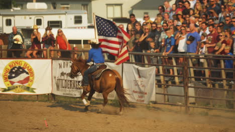 Amerikanischer-Patriot-Cowboy-Schwenkt-Die-Nationalflagge-Am-Ring-Montana