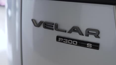 Land-Rover-Velar-Logo,-Moderner-Weißer-Range-Rover,-Britisches-Auto,-Hochmodernes-Auto,-Luxusauto