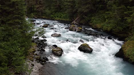 Río-Que-Fluye-A-Través-De-Rocas-En-El-Bosque-En-Alaska