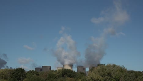 Rauch-Kommt-Aus-Dem-Kraftwerk-Drax-Im-Dorf-Drax-In-Der-Nähe-Von-Selby,-Yorkshire,-Großbritannien