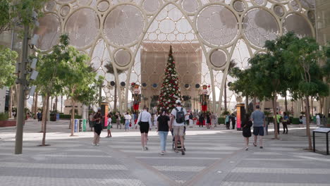 Visitors-of-Dubai-Expo-2020-walking-towards-the-entrance-of-Al-Wasl-Plaza