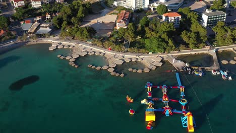 Aufblasbarer-Wasserpark-Am-Strand-Plava-Mit-Hotels-In-Vodice,-Kroatien