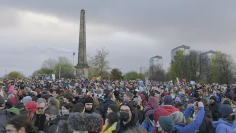 über-250000-Menschen-Marschieren-Während-Der-Cop26-Aus-Protest-Vom-Kelvingrove-Park-Zum-Glasgow-Green
