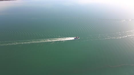 Luftaufnahme-Von-Oben-Nach-Einer-Bootsfahrt-Auf-Dem-Port-Pirie-River,-Sonnenlichtreflexion-Auf-Dem-Wasser,-Australien