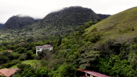 Casas-Rurales-En-El-Valle-De-Antón-Central-De-Panamá-Dentro-De-La-Pared-Del-Cráter-De-Un-Volcán-Extinto,-Toma-Aérea-De-Pedestal