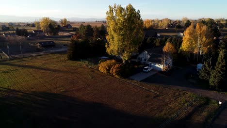 Drop-Drohnenaufnahme-In-Der-Nähe-Von-Fort-Collins,-Colorado,-Die-Ein-Wunderschönes-Farmgrundstück-Zeigt