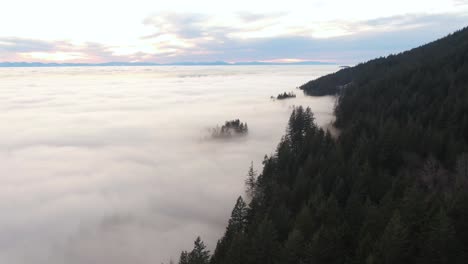 Vista-Del-Paisaje-Montañoso-De-La-Naturaleza-Canadiense-Cubierto-De-Nubes-Y-Niebla