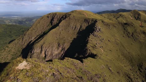 Langes-Video-Eines-Langsamen-Rückwärtsflugs-Einer-Drohne,-Der-Den-Pelado-Gipfel-Im-Norden-Costa-Ricas-Bei-Sonnenaufgang-Zeigt