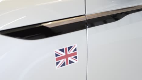 Bandera-De-Inglaterra,-Logotipo-Del-Coche-Land-Rover-Velar,-Emblema-Exterior-Del-Coche-De-Lujo,-Coche-Blanco