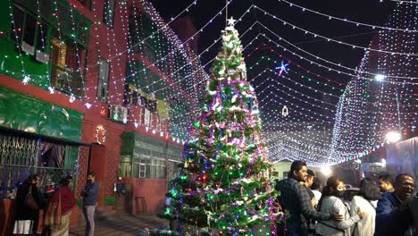 Blick-Auf-Die-Feierlichkeiten-Zum-Weihnachtstag-Durch-Eine-Fröhliche-Menschenmenge-In-Den-Bow-Kasernen-Der-Berühmten-Anglo-indischen-Gemeinde-Von-Kalkutta,-Indien-Bei-Nacht