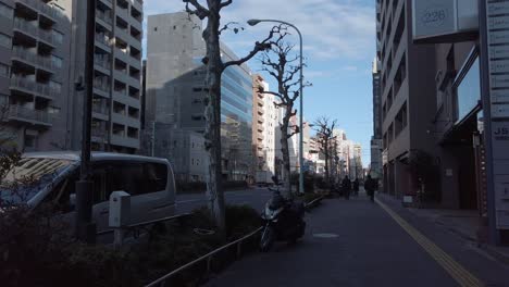 Caminando-Por-La-Acera-En-El-Distrito-De-Negocios-De-Tokio