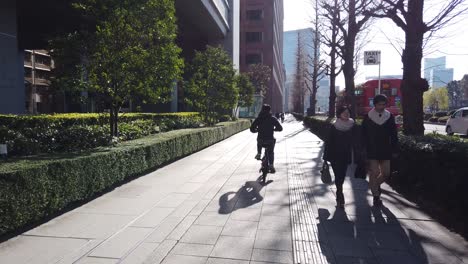 4K-HD-Video-Beim-Gehen-Auf-Dem-Bürgersteig-In-Tokio-In-Zeitlupe