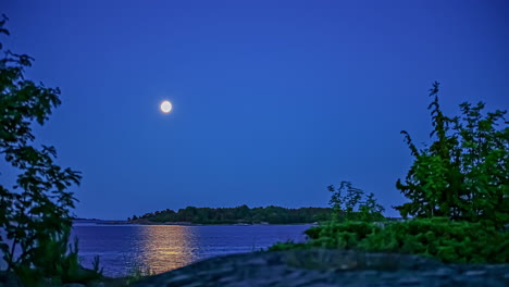 Zeitraffer-Der-Mondlichtreflexion,-Die-Auf-Den-See-Der-Natur-Fällt,-In-Nachtansicht-Mit-Wunderschöner-Landschaft-In-HD-Qualität