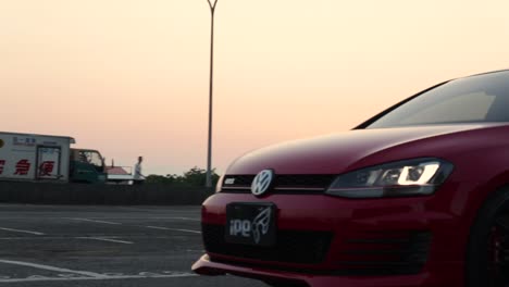 Red-Hot-Rod-Volkswagen-Golf-GTI-Sport-Performance-Auspuff-Modifiziert,-Fahren-In-Richtung-Kamera