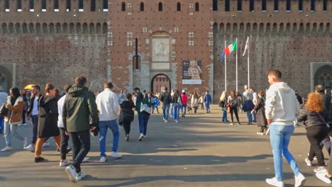 Personas-Que-Visitan-El-Castillo-Sforza-O-El-Castillo-Sforza-En-Milán,-Italia