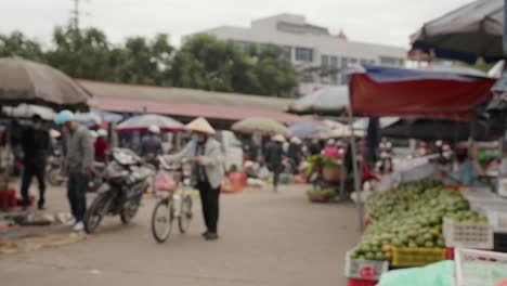 Blurry-background-of-a-Vietnamese-traditional-market-in-Asia,-still-shot