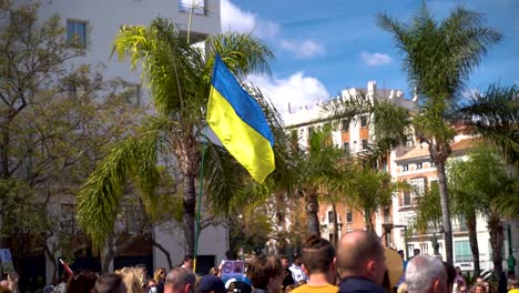 Bandera-Ucraniana-Ondeada-Por-Encima-De-La-Multitud-Durante-Las-Protestas-En-Málaga,-España