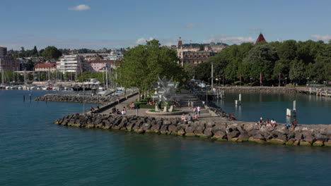Luftaufnahmen-Von-Menschen,-Die-Sich-Am-Pier-Am-Genfersee-In-Der-Nähe-Der-Stadt-Lausanne,-Schweiz,-Entspannen