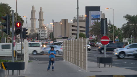 Tráfico-De-Vehículos-Intenso-En-Las-Calles-De-Manama,-Bahrein.