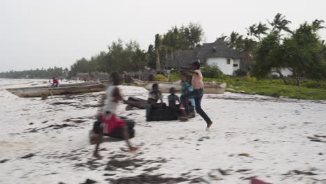 Niños-Africanos-Saltando-Sobre-Neumáticos-En-La-Playa-En-La-Pobre-Aldea-De-Zanzíbar