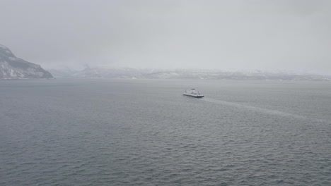 Ferry-Desde-Olddalen-Navegando-Hasta-Lyngseidet-En-Un-Brumoso-Día-De-Invierno-En-Noruega