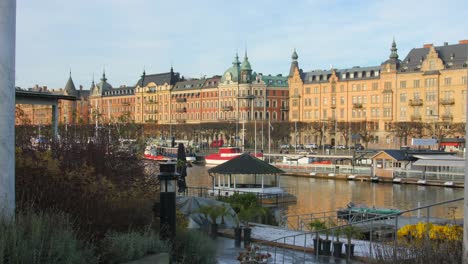 Zeitlupenaufnahme-Der-Berühmten-Stockholmer-Exklusiven-Straße-Strandvagen,-Historisches-Gebäudegebiet-In-Luftdrohnenansicht-Im-Winter
