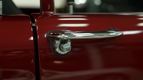 Seitentür-Oldtimer-Ford-Bronco-Vintage-Vintage-Rot,-Antikes-Pick-up-Fahrzeug