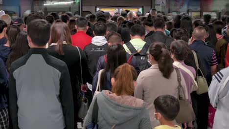 Se-Ve-A-Los-Viajeros-Durante-Las-Horas-Pico-Subiéndose-A-Un-Tren-Subterráneo-Para-Llegar-A-Una-Estación-De-Metro-En-Hong-Kong